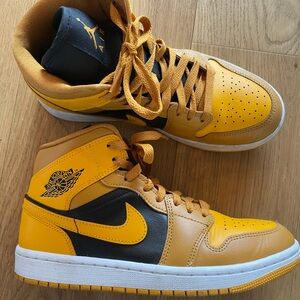 Nike Air Jordan 1 - taxi yellow- women’s size 8 - mid - pristine condition